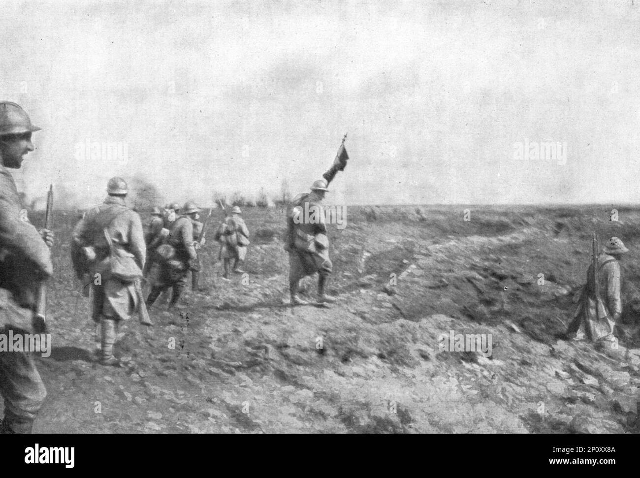 'L'attaque du 4 septembre entre Chilly et Chaulnes; le 4 septembre, 2 h. 10. -- L'attaque progresse favorablement : le porte-drapeau, sa garde et la premiere vague d'assaut franchissent les tranchees allemandes nivelees par l'artillerie; au fond, a gauche, eclatements de nos obus de gros calibre sur le croisement de la voie ferree de Chaulnes.', 1916. From &quot;Collection de la Guerre IV. L'Illustration Tome CXLVII. La Guerre Juillet, Aout, Septembre, Octobre, Novembre, Decembre 1916&quot;. Stock Photo