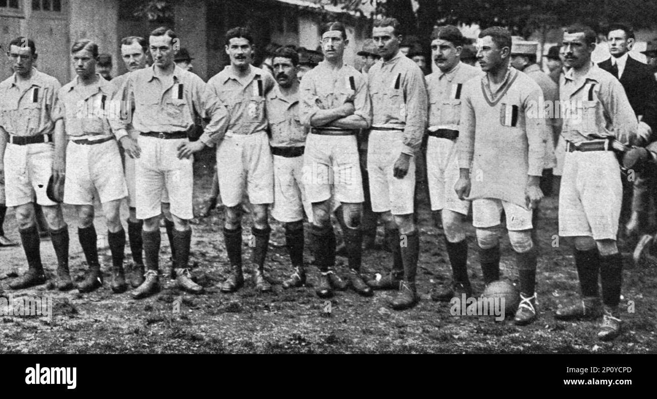 'Un match militaire de football a Paris; L'equipe sportive du 20e corps, au velodrome du Parc des Princes : maillot bleu clair a insigne tricolore, et culotte blanche.', 1916. From &quot;Collection de la Guerre IV. L'Illustration Tome CXLVII. La Guerre Juillet, Aout, Septembre, Octobre, Novembre, Decembre 1916&quot;. Stock Photo