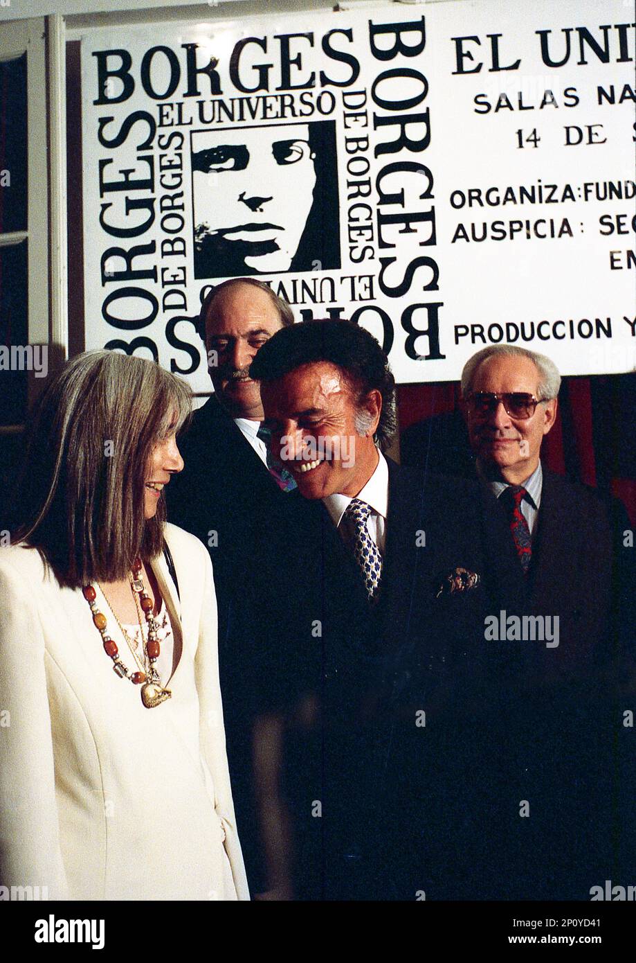 María Kodama (left) and Carlos Saúl Menem (right) during a Jorge Luis ...