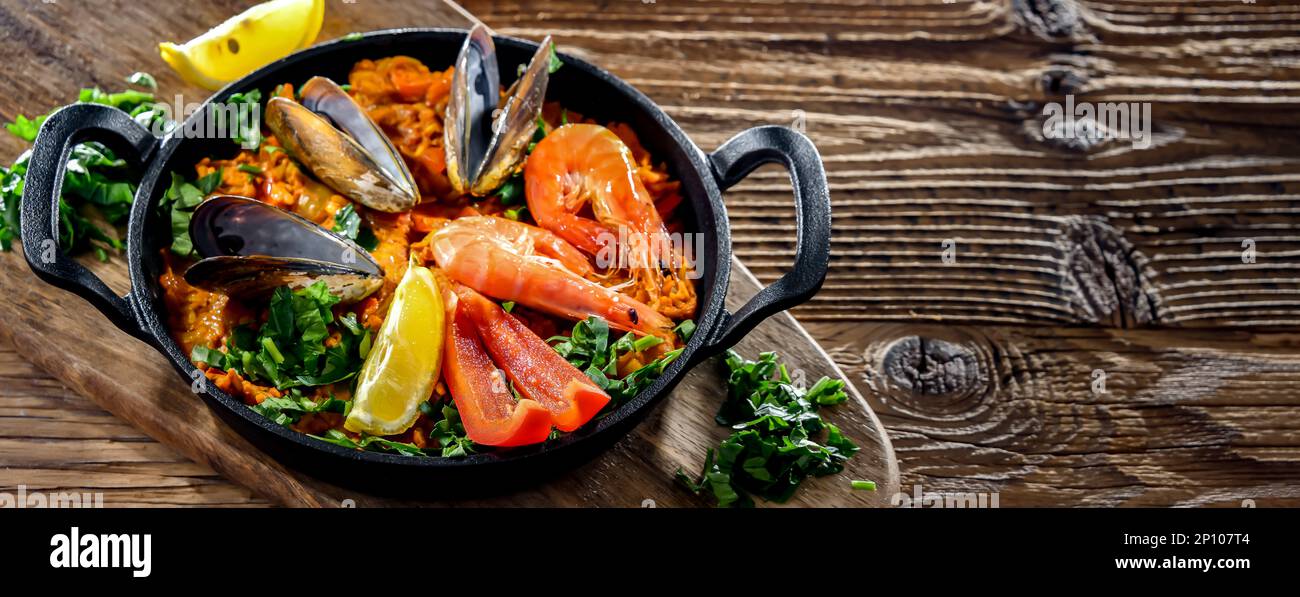 Seafood paella served in a cast iron pan Stock Photo Alamy
