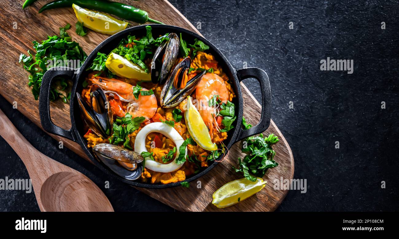 Seafood paella served in a cast iron pan Stock Photo Alamy