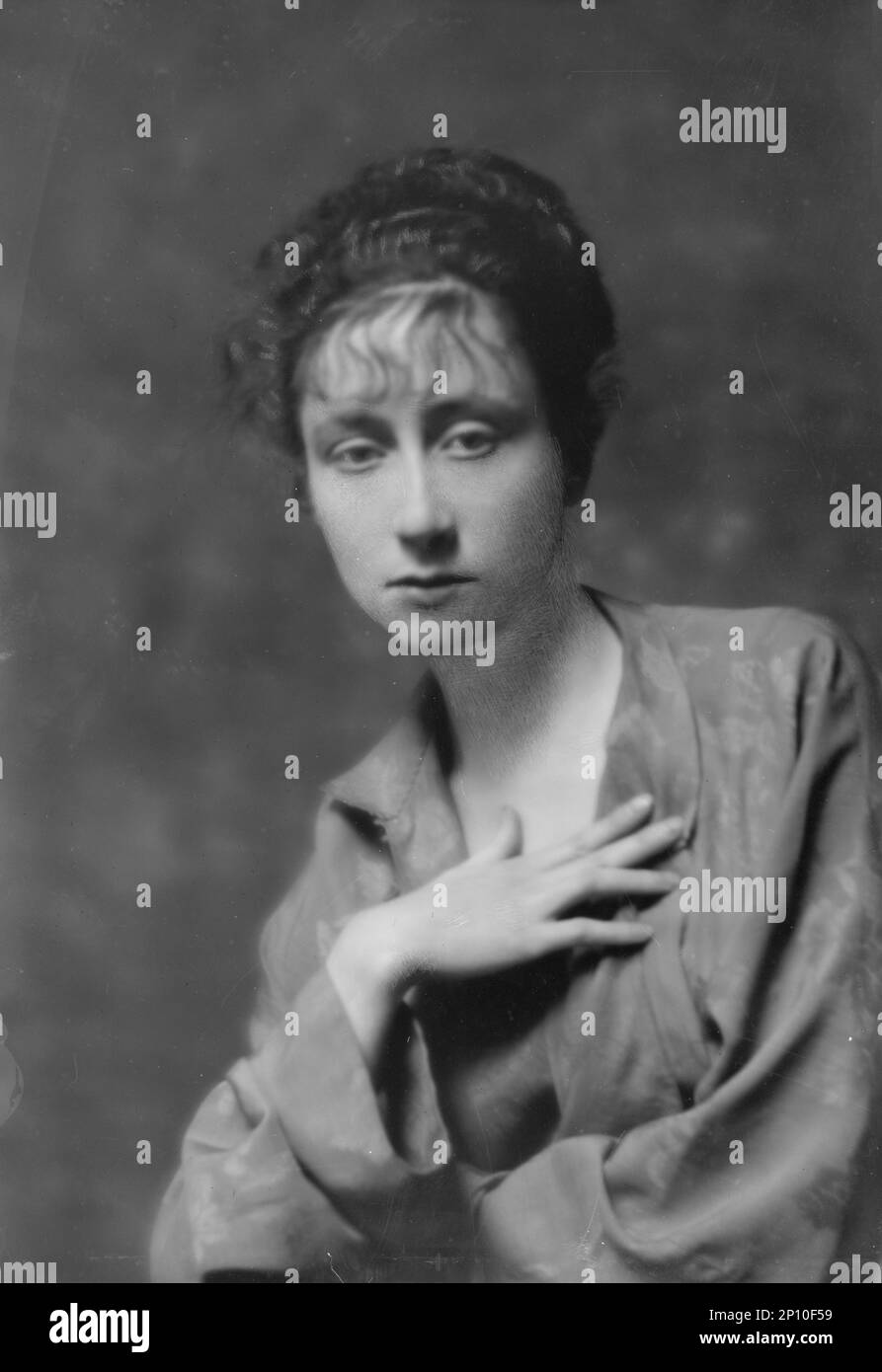 Woman portrait serious 1910s hi-res stock photography and images - Alamy