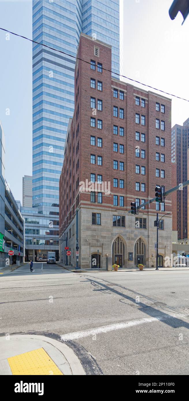 Pittsburgh Downtown: Distrikt (now Joinery) hotel, the former Salvation Army Building, is a brick and stone high rise built in 1924. Stock Photo