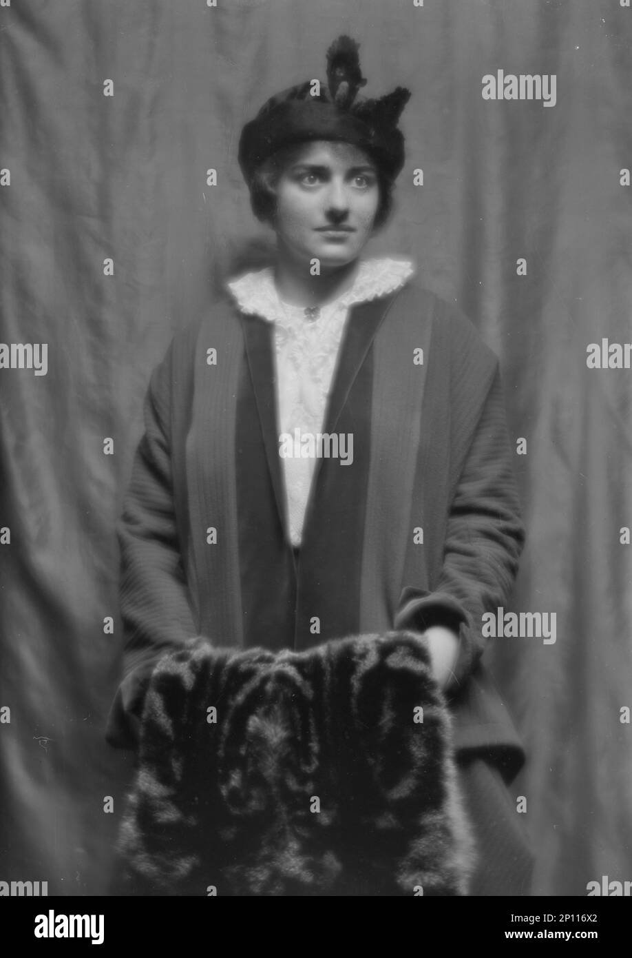 Damrosch, Alice, Miss, portrait photograph, 1913 Dec. 18 Stock Photo