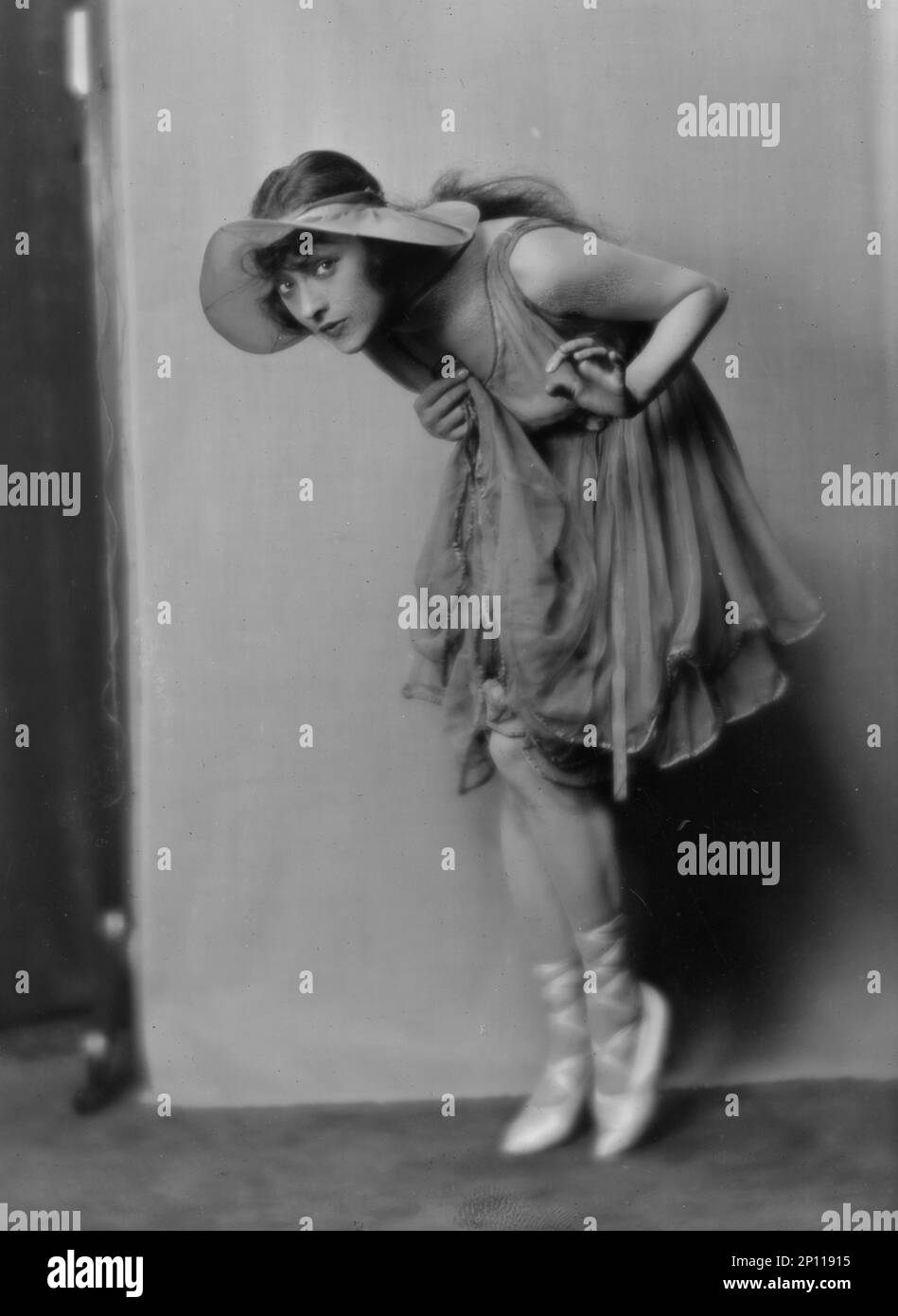 Dolly sister, portrait photograph, 1916 Stock Photo - Alamy