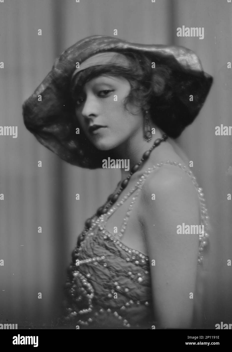 Dolly fashion Black and White Stock Photos & Images Alamy