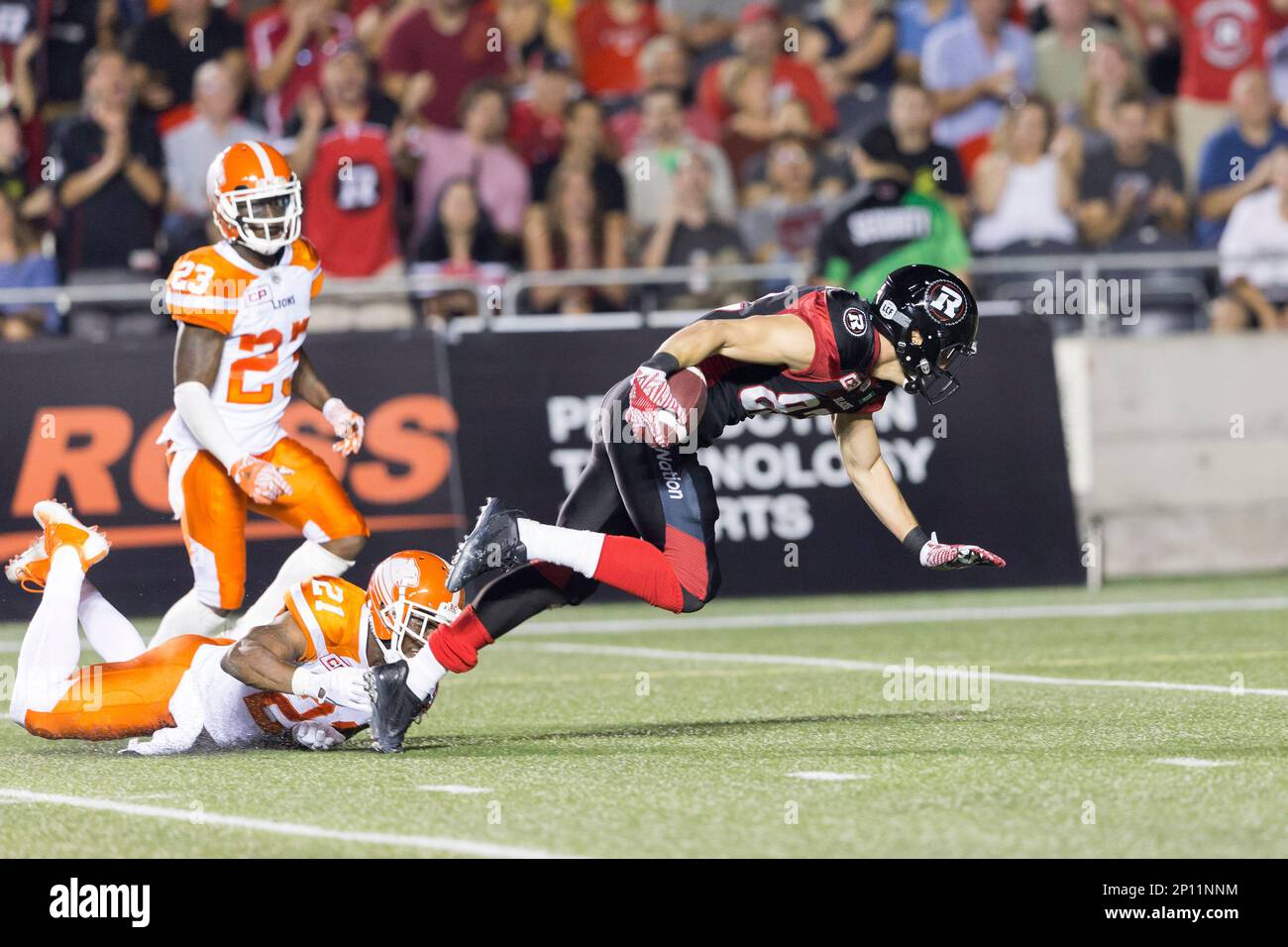 August 25, 2016: BC Lions Ryan Phillips (21) makes a shoestring
