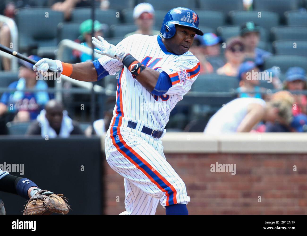 August 14, 2016: New York Mets Outfield Alejandro de Aza (16) [6186] bats  during the game between San Diego Padres and the New York Mets at Citi  Field in Flushing, NY. (Photo