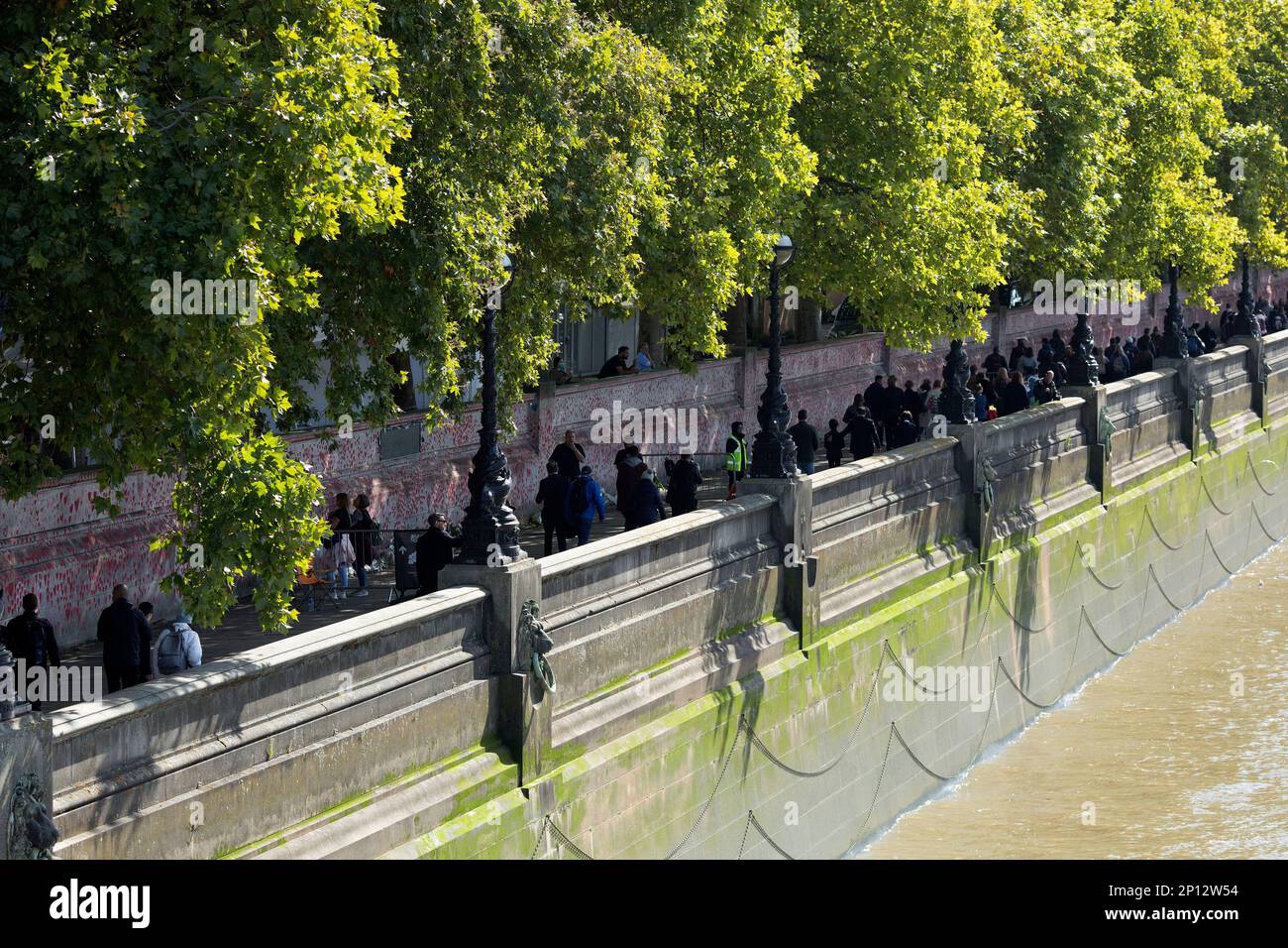 People queue and wait for the lying-in-state to pay their respects to ...
