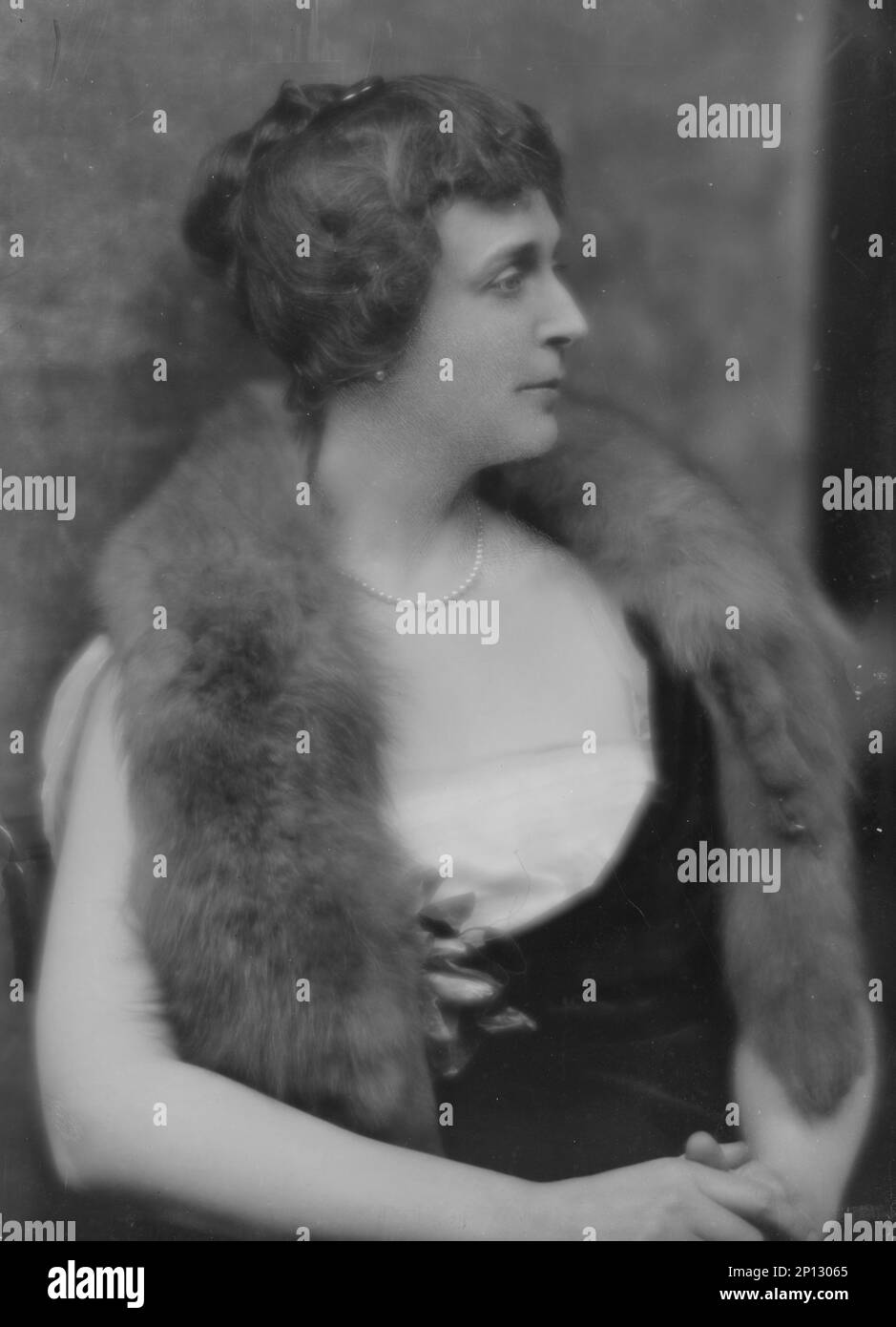 Unidentified woman, portrait photograph, (1916 Stock Photo Alamy