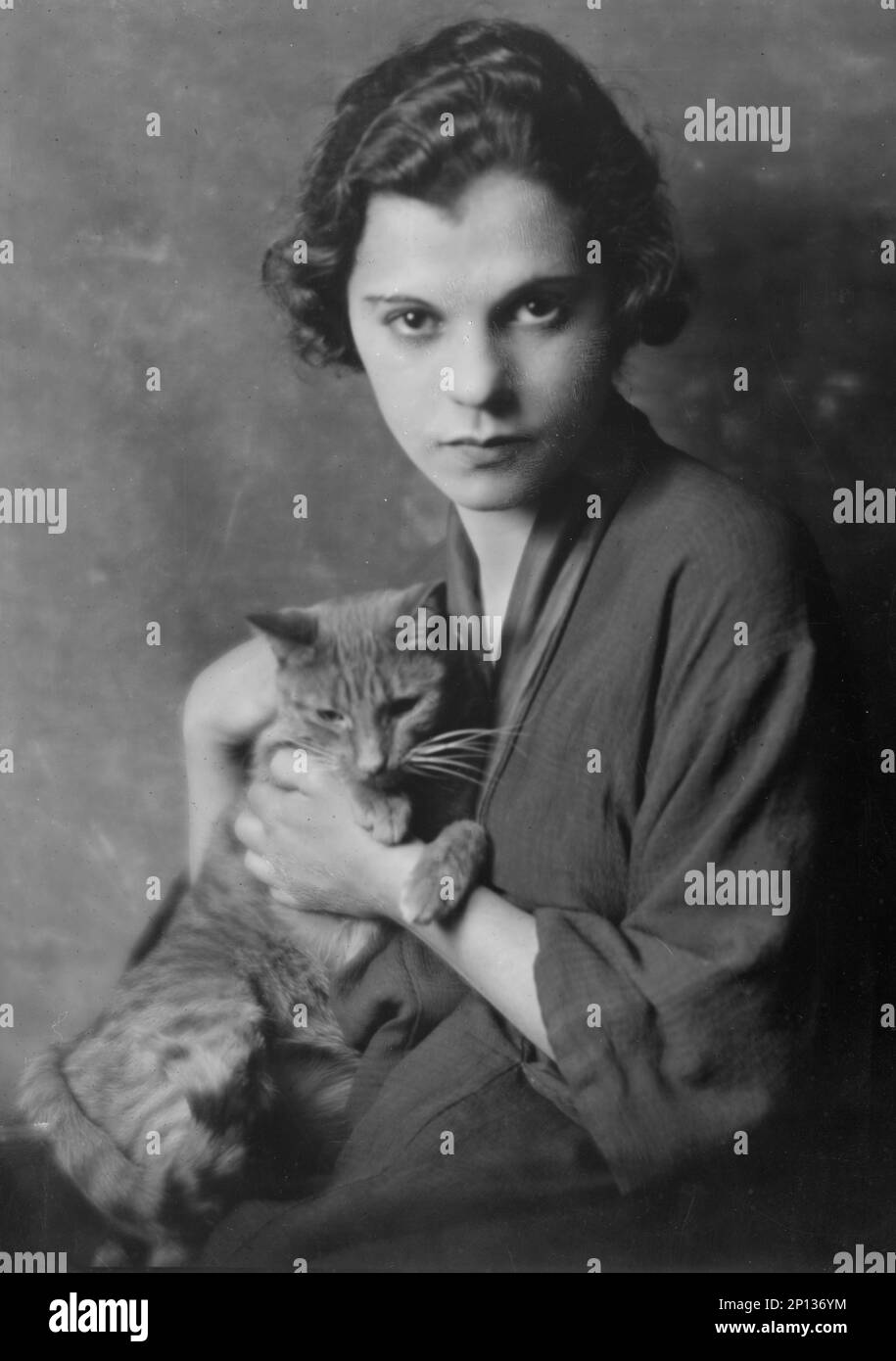 Gervais, Blanche, Miss, with Buzzer the cat, portrait photograph, 1916. Stock Photo