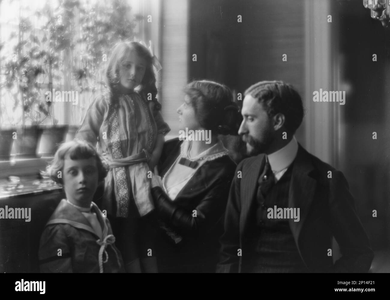 Hellman, George S., Mr., and family, portrait photograph, 1913. Stock Photo