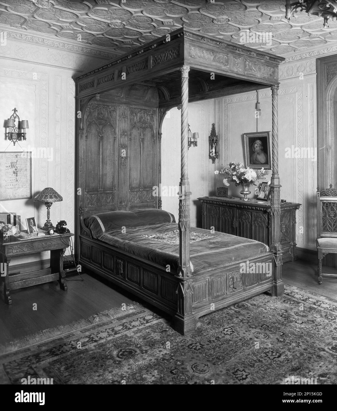 gothic-four-poster-bed-black-and-white-stock-photos-images-alamy