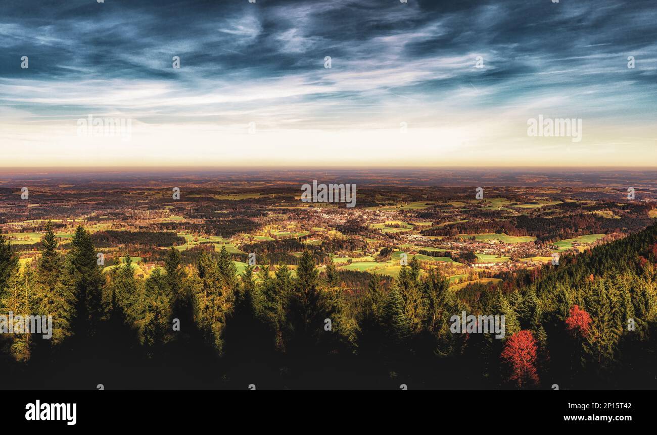Malerisches fast endloses Panorama Alpen,Tegernsee,Vorland,Horizont,Fernsicht,schöne Wolken Stock Photo