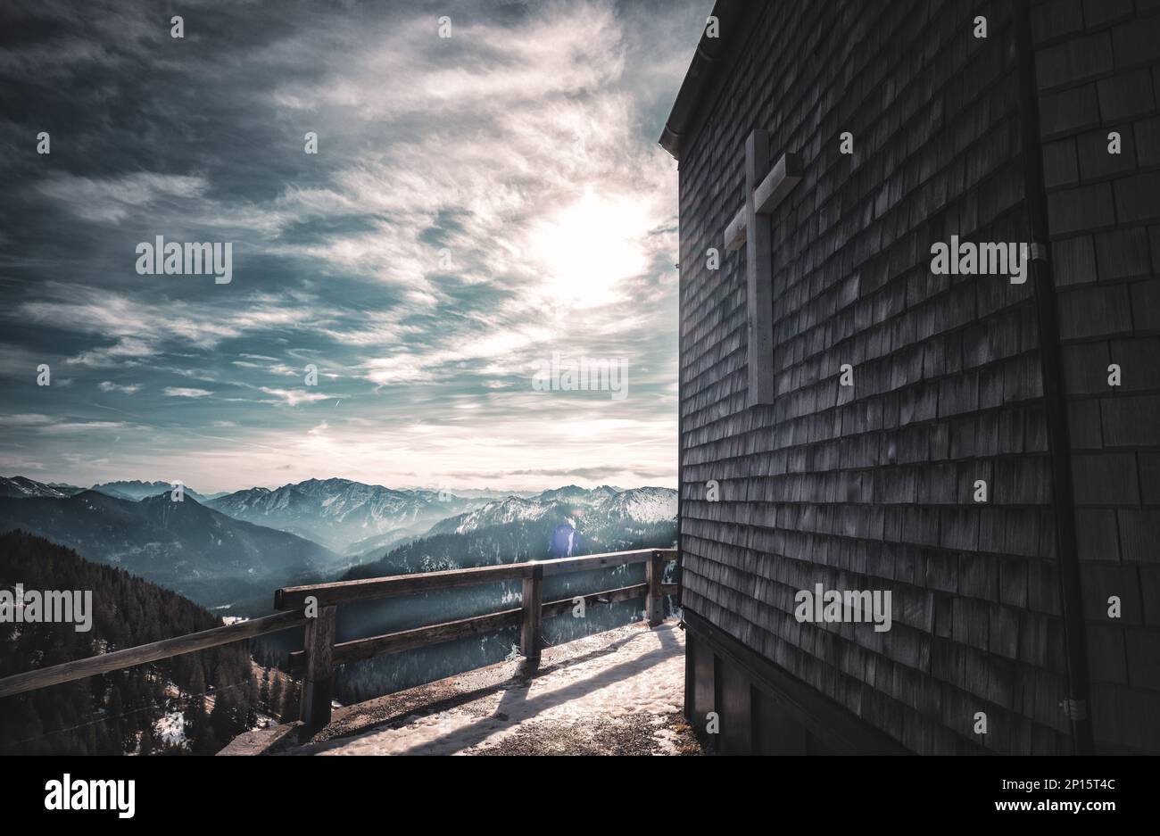 Malerisches Bergpanorama Alpen,Tegernsee,Vorland,Kapelle,Horizont,Fernsicht Stock Photo