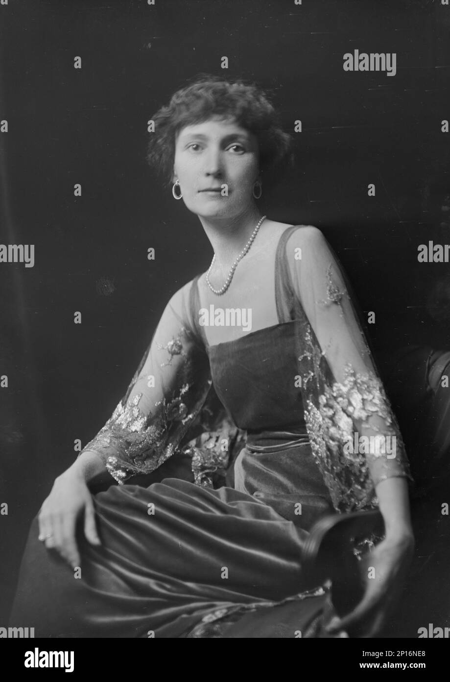 Miss N.C. Potter, portrait photograph, 1918 Nov. 22 Stock Photo - Alamy