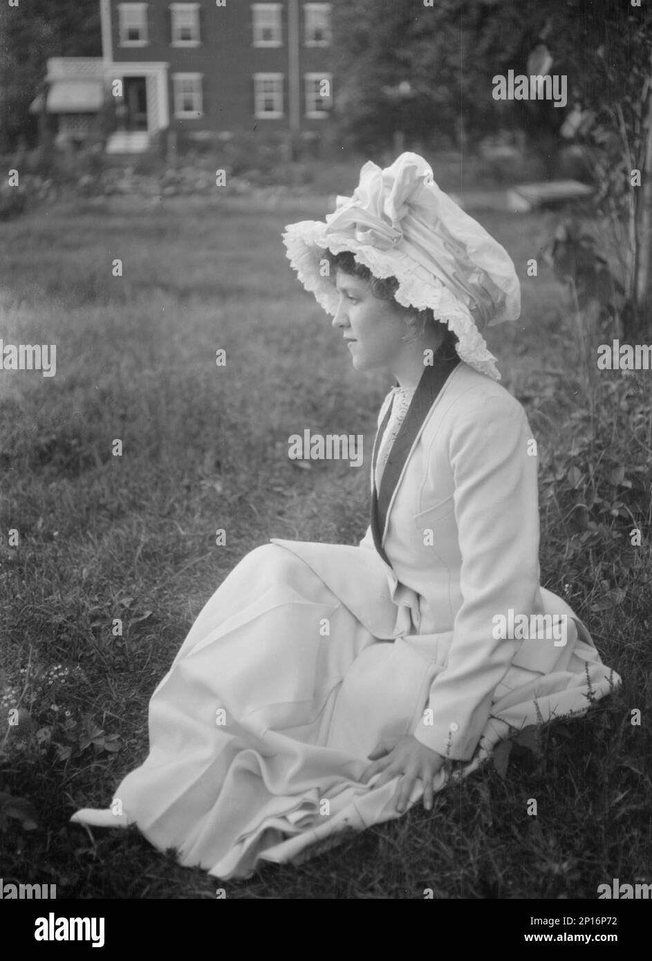 Mrs. Rainsford seated outdoors, between 1922 and 1924 Stock Photo - Alamy