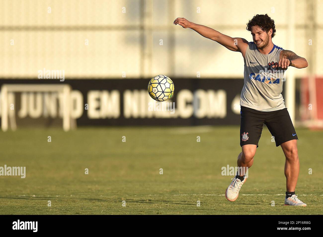 SAO PAULO - SP - 05/07/2016 - TREINO DO CORINTHIANS - Alexandre Pato ...