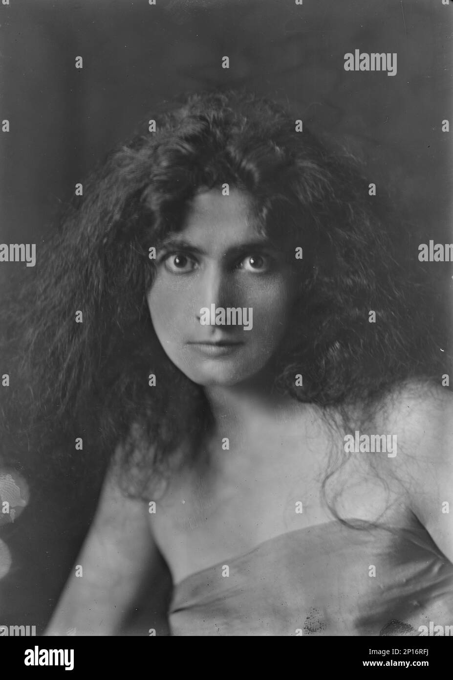Revalles, Flore, Miss, portrait photograph, 1918 Sept. 26. Swiss singer