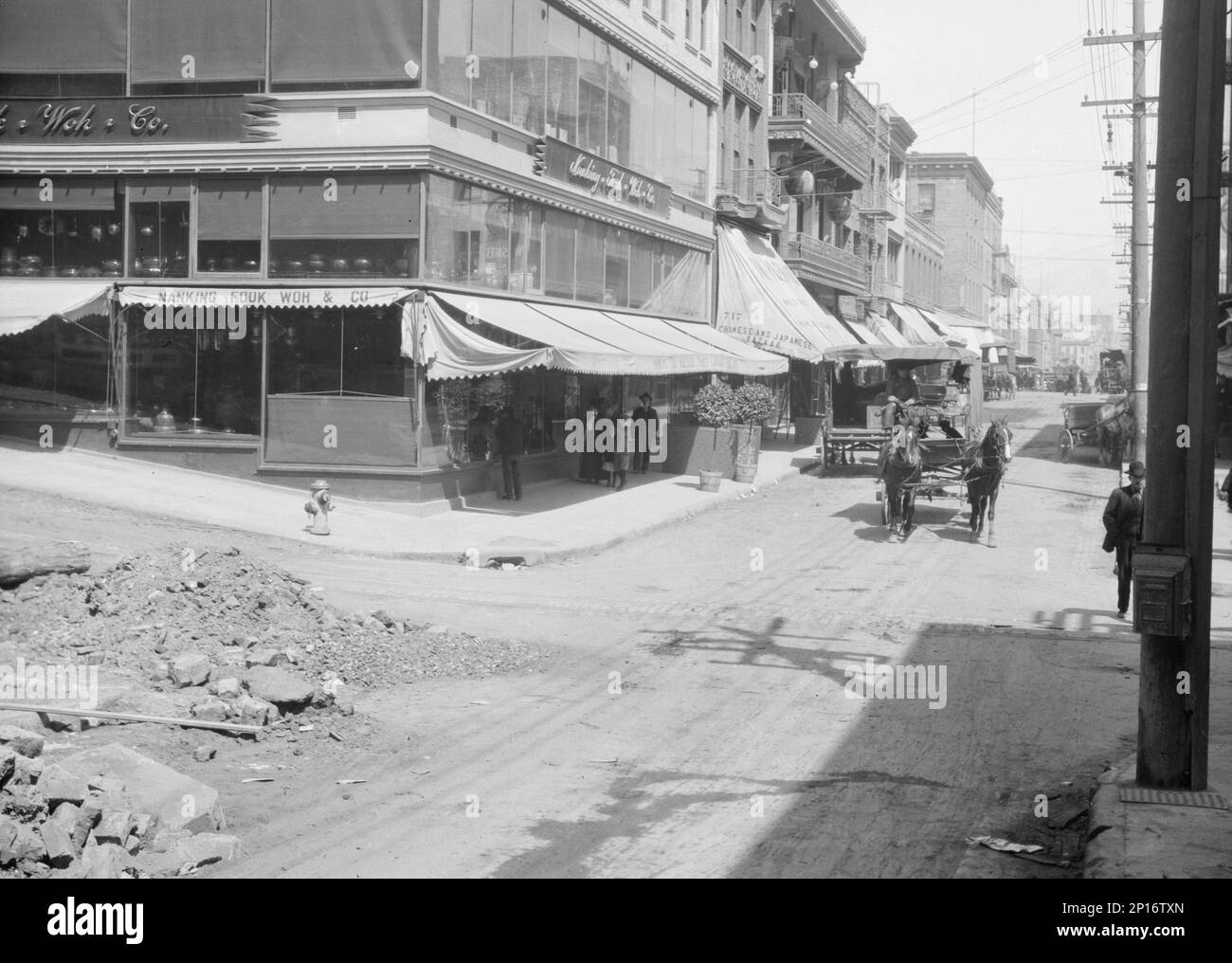 San Francisco street scene, between 1896 and 1942. Chinese stores: 'Nanking Fook Woh &amp; Co; Chinese and Japanese Bazaar'. Stock Photo