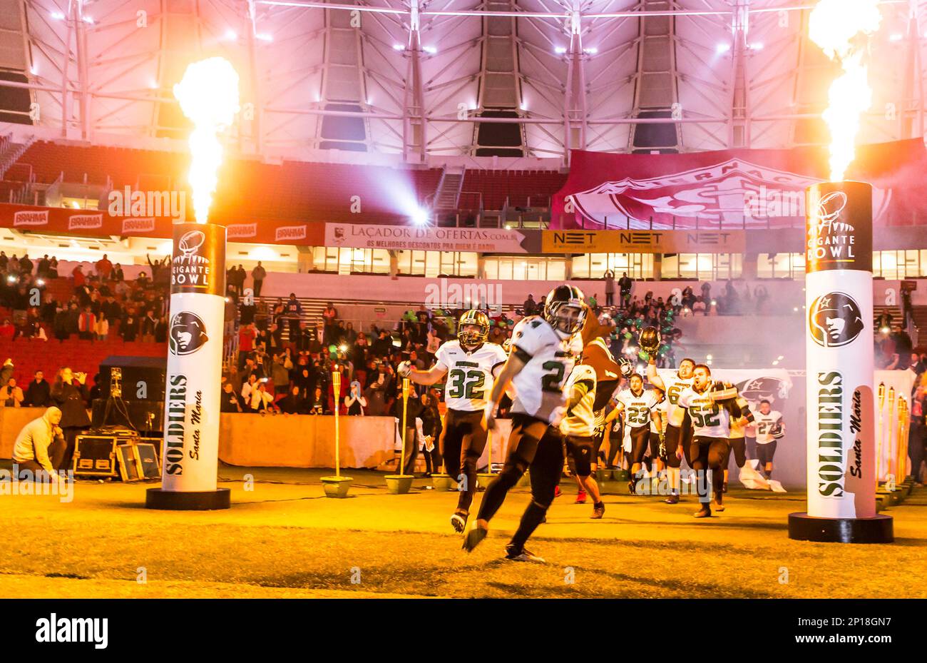 PORTO ALEGRE - RS - 18/06/2016 - FUTEBOL AMERICANO GAUCHO 2016, JUVENTUDE  FA X SANTA MARIA SOLDIERS - jogador do Juventude FA disputa lance com  jogador do Santa Maria Soldiers durante partida