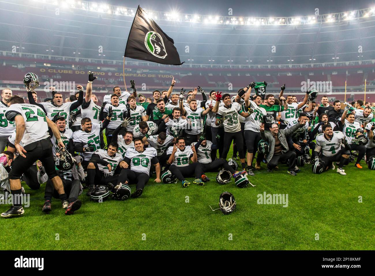 PORTO ALEGRE - RS - 18/06/2016 - FUTEBOL AMERICANO GAUCHO 2016, JUVENTUDE  FA X SANTA MARIA SOLDIERS - jogador do Juventude FA disputa lance com  jogador do Santa Maria Soldiers durante partida