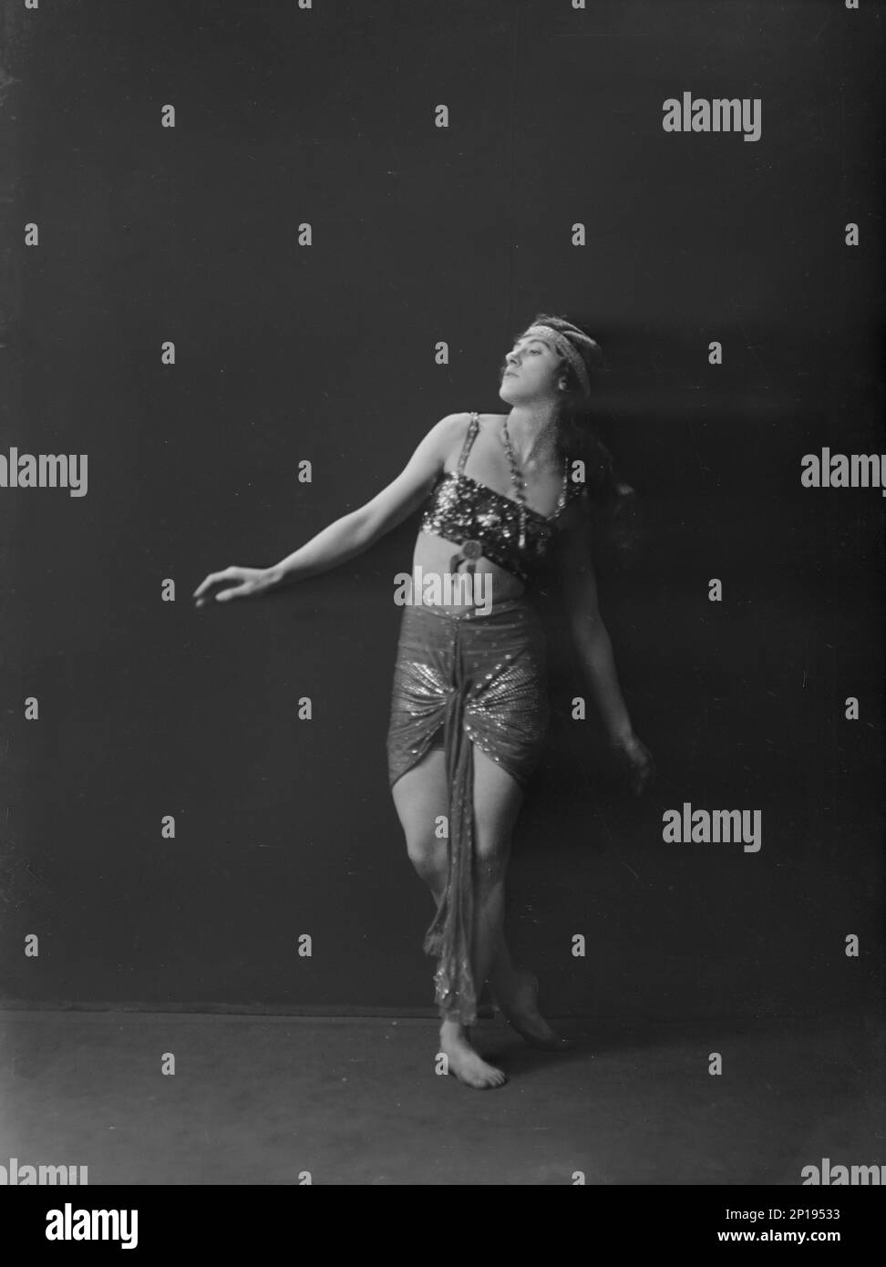 Exotic belly dancer Black and White Stock Photos & Images Alamy