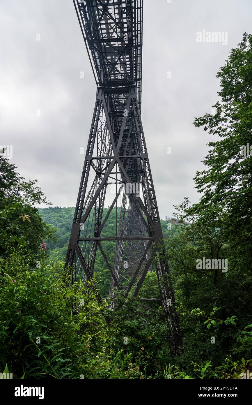 Solingen: Müngstener Brücke (Müngsten Bridge) in Bergisches Land, Nordrhein-Westfalen, North Rhine-Westphalia, Germany Stock Photo