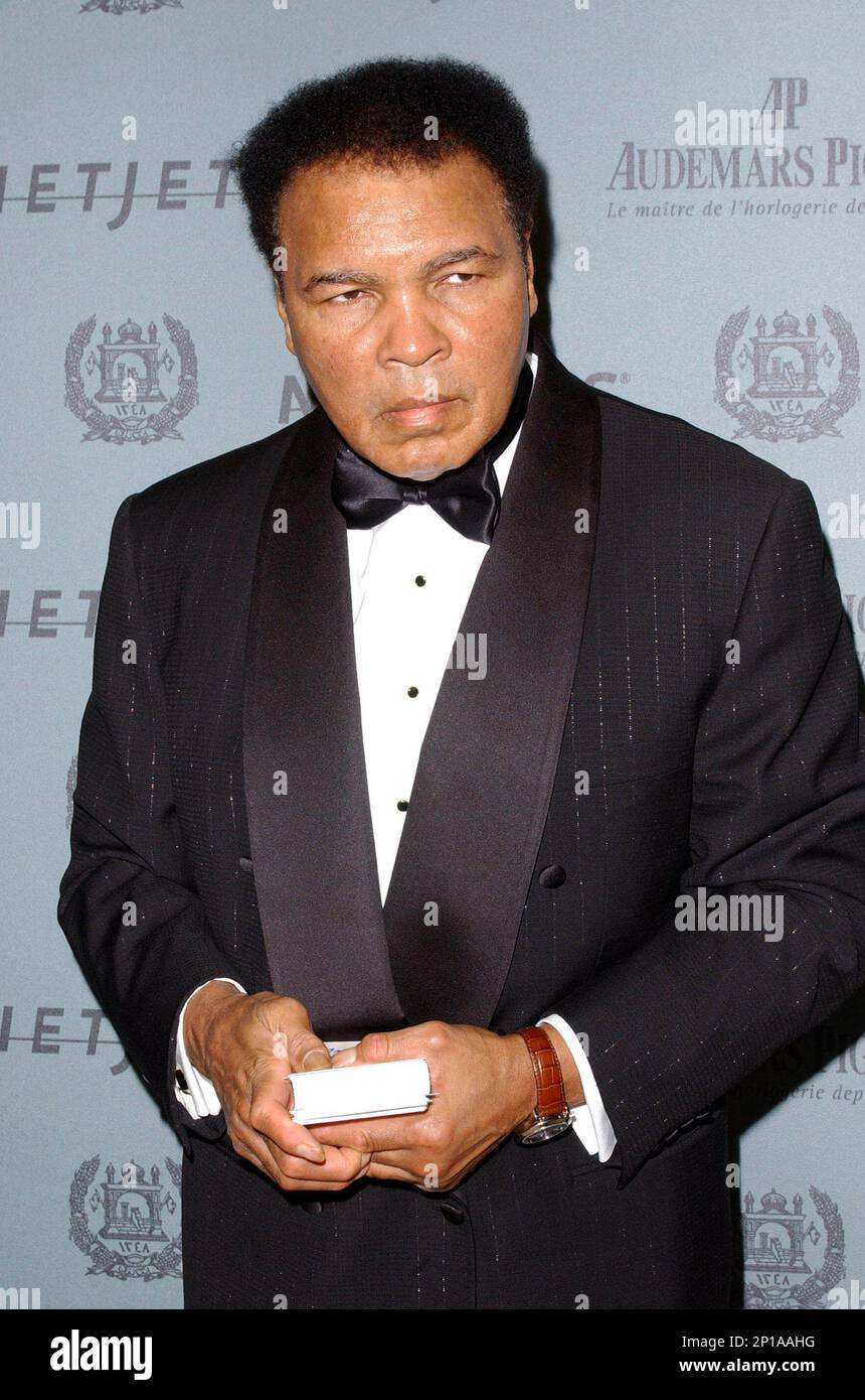 Photo by: Lee Roth/STAR MAX/IPx200312/02/03Muhammad Ali receives the ...
