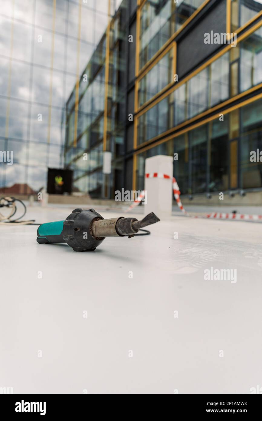 Tool for welding and application of pvc and tpo synthetic membrane