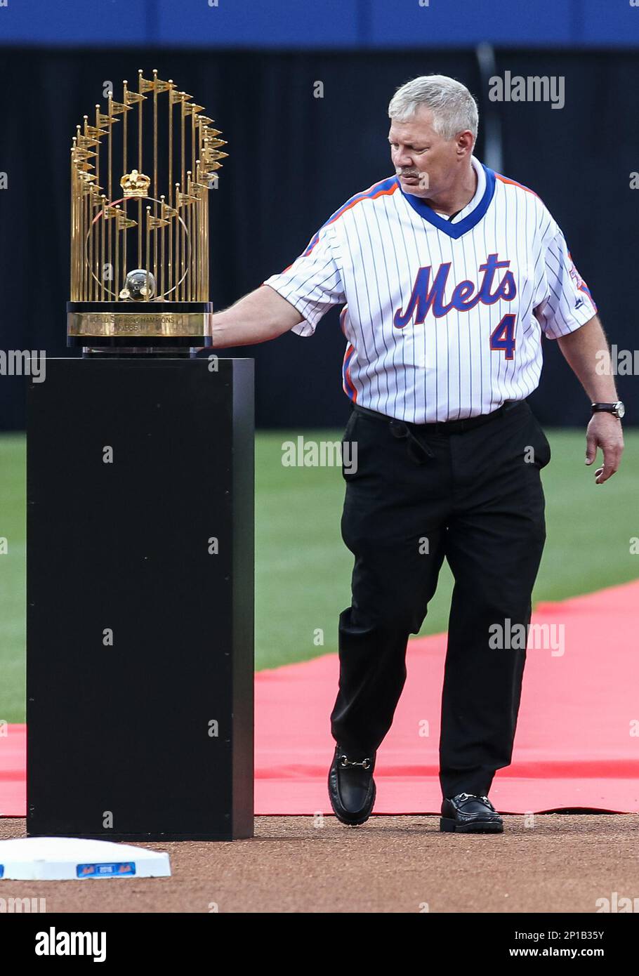 May 28, 2016: Lenny Dykstra (4) touches the Mets 1986 World