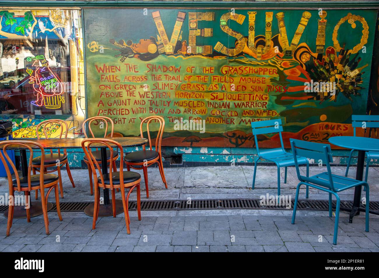 Vesuvio Café sits on the corner of Columbus Avenue and Jack Kerouac Alley, at the edge of San Francisco’s North Beach neighborhood near Chinatown. - Stock Image