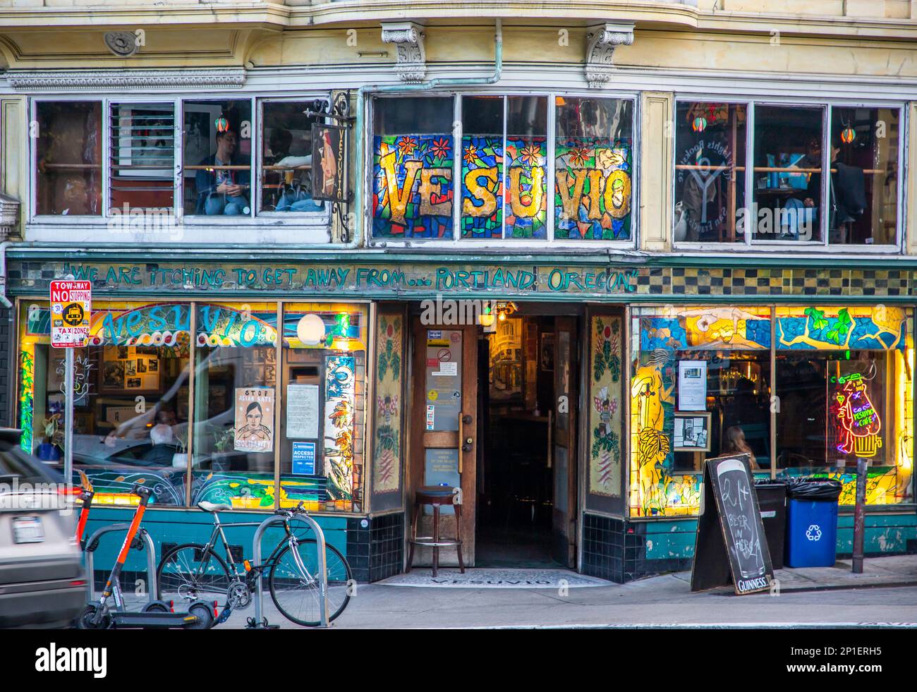 Vesuvio Cafe sits on the corner of Columbus and Jack Kerouac Alley (formerly Adler) on the edge of North Beach and next to Chinatwon. It was made popu Stock Photo