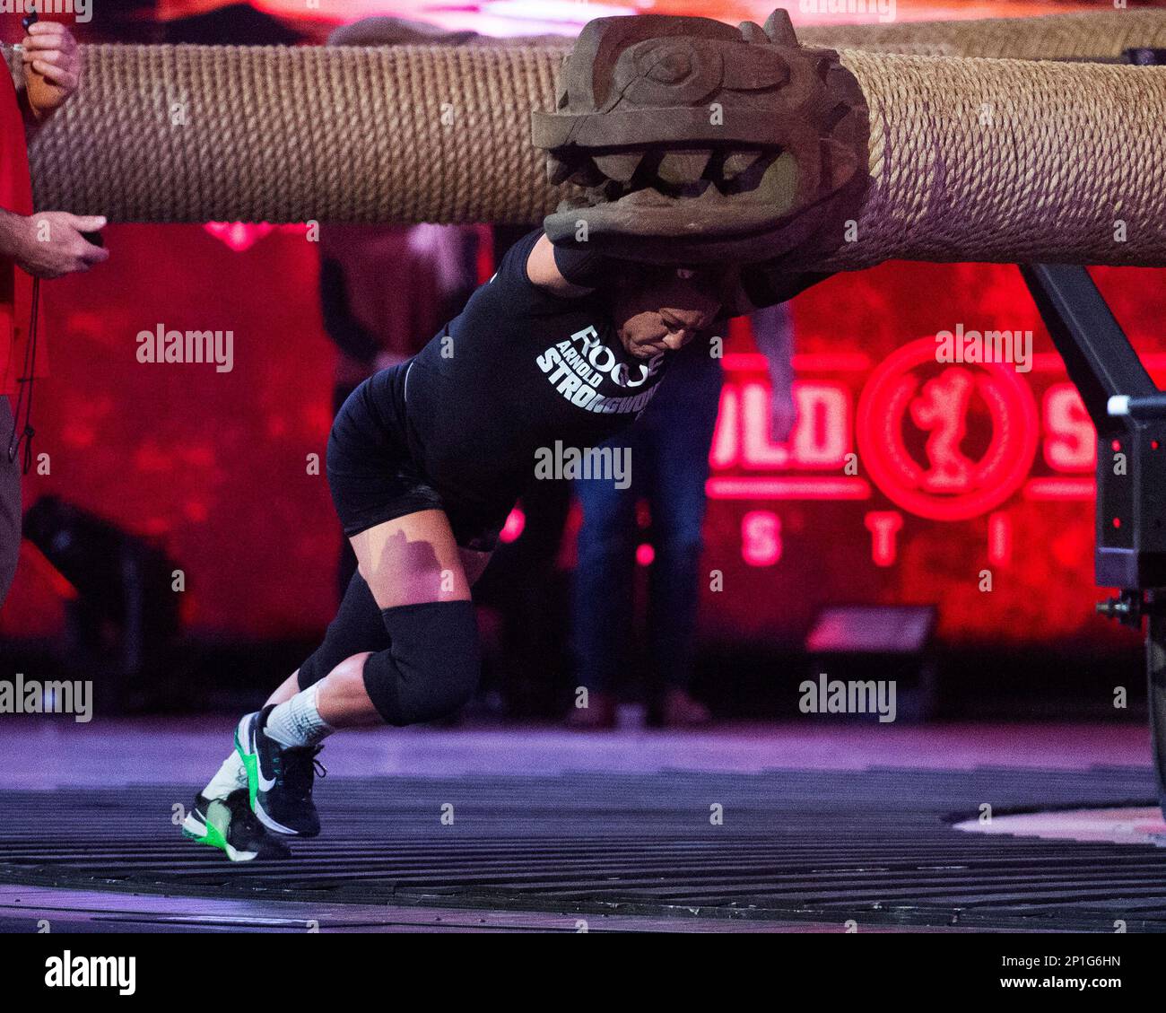 Mens log lift competition hires stock photography and images Alamy