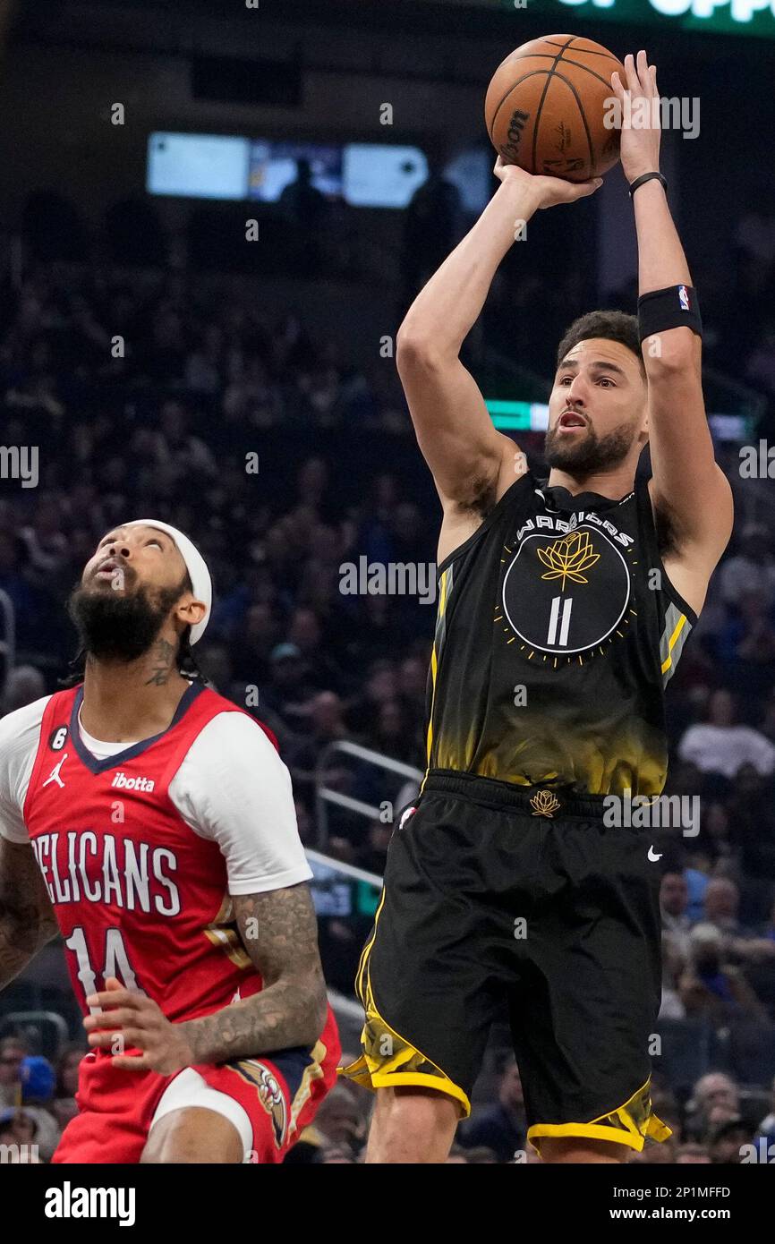 Golden State Warriors guard Klay Thompson, right, shoots over New