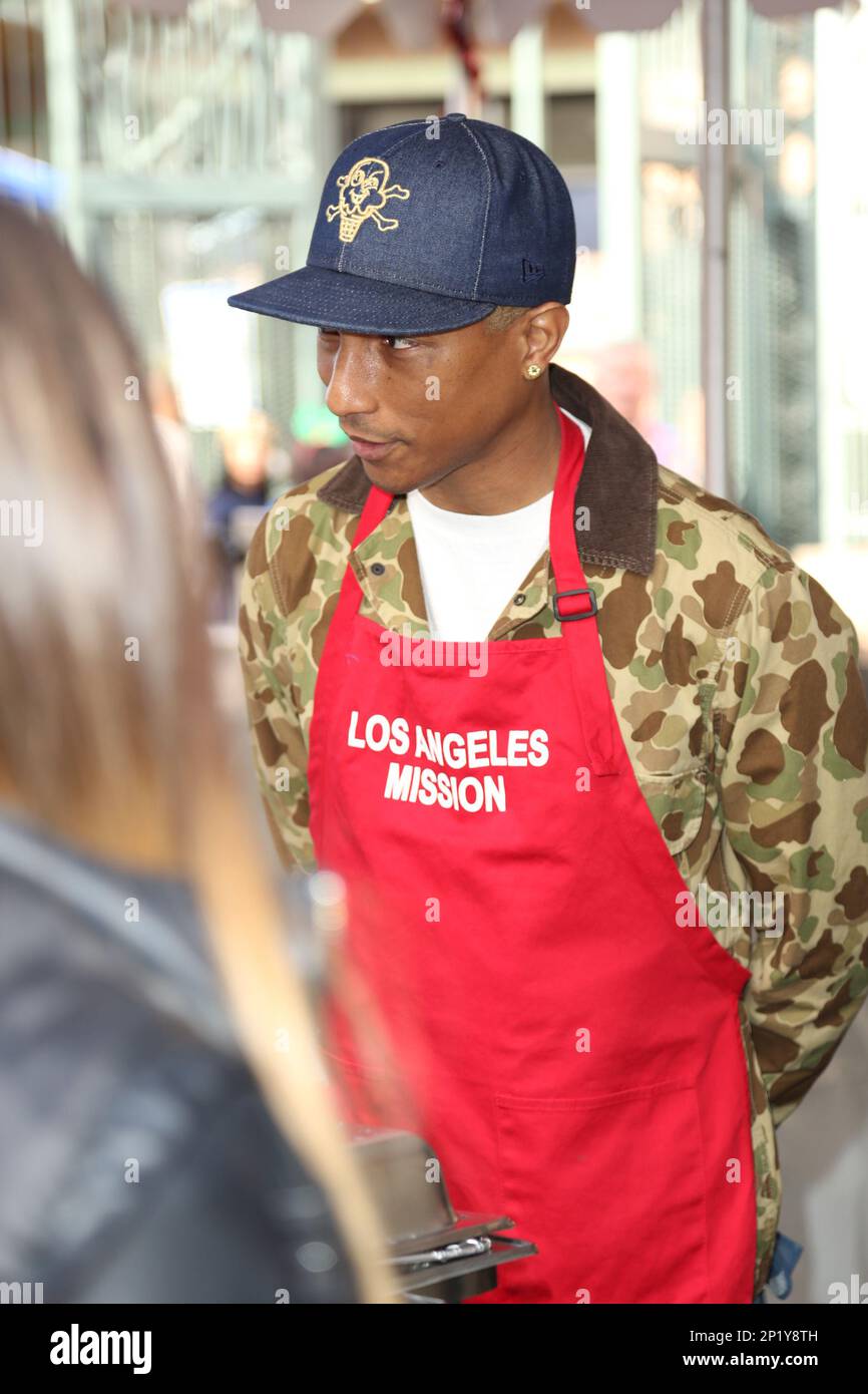 Photo by: JMA/STAR MAX/IPx12/24/15Pharrell Williams at a Christmas Dinner  for The Homeless at The Los Angeles Mission.(CA Stock Photo - Alamy