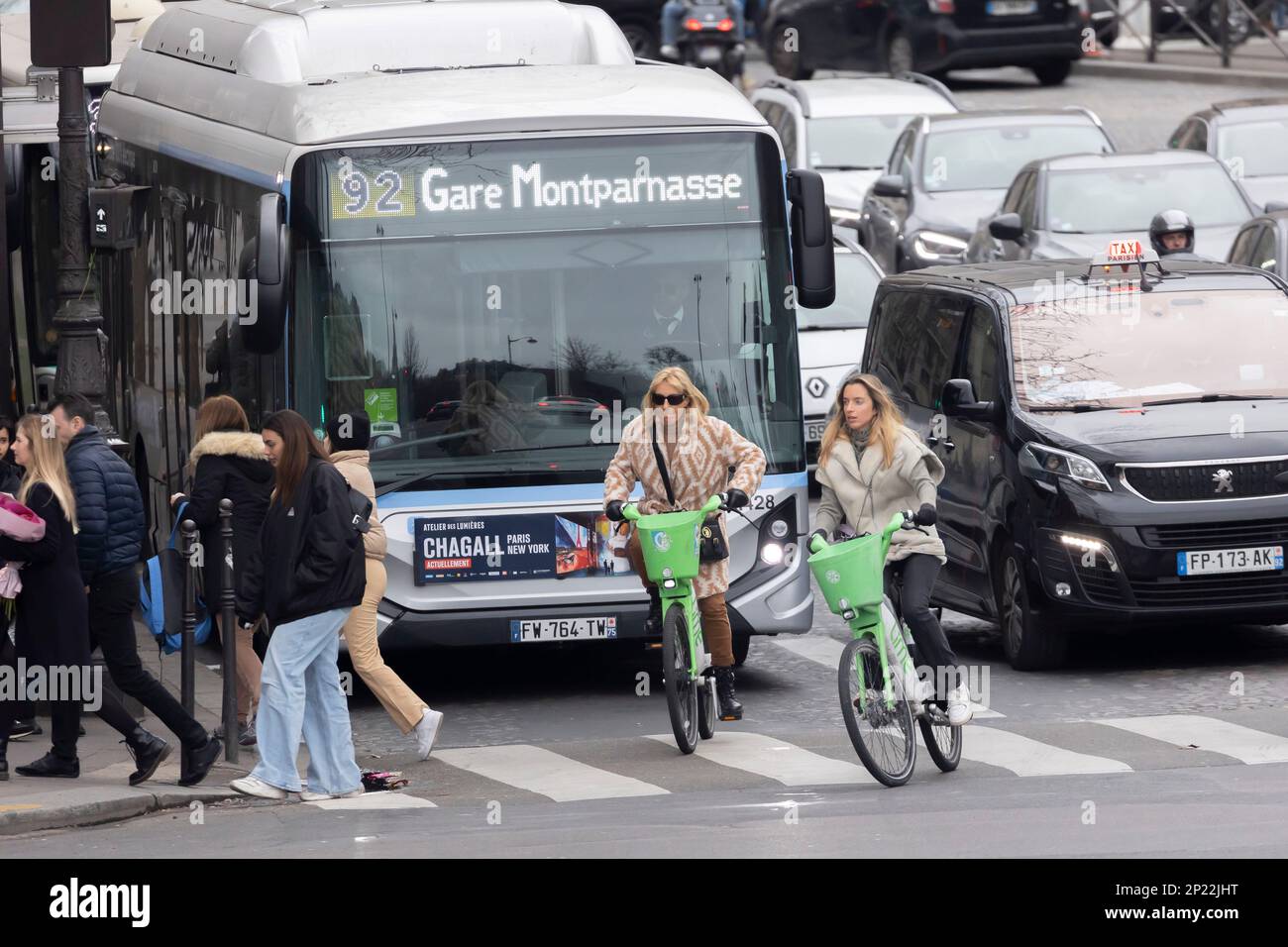 February 18, 2023, Paris, France, France: Paris, France February 18, 2023 -  People using Lime Uber self-service bicycles..VELO EN LIBRE SERVICE,  ILLUSTRATION, TRANSPORT, ECONOMIE, SOCIETE, MOBILITES DOUCES, MOYEN DE  LOCOMOTION, FREE FLOATING,