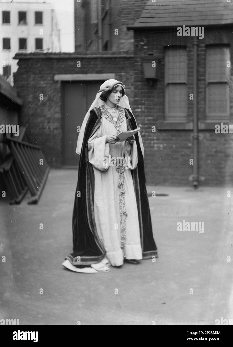 Christina Broom - Suffragette in costume at the Green, White and Gold fair, organised by the Womens Freedom League - 1909 Stock Photo