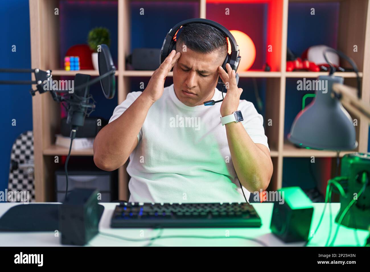 Headache Playing Computer Headache gamer man on hi-res stock photography and images - Alamy