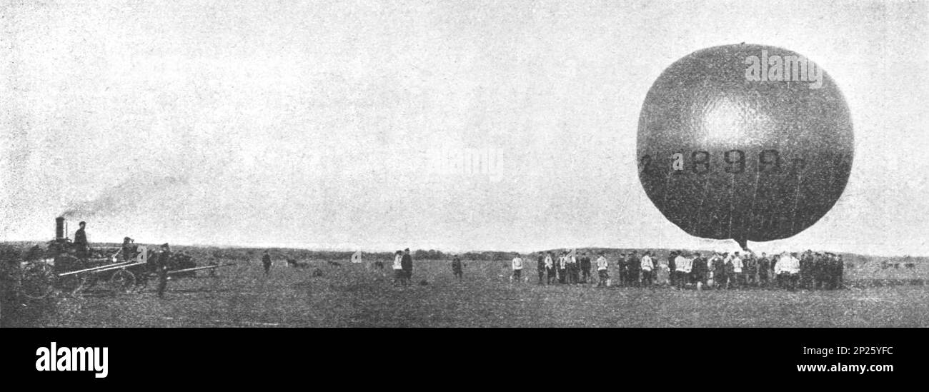 Aeronautical park of the Moscow army near the village of Dyakonov. Preparation for the flight of the balloon 'St. Petersburg No. 2nd 1899'. Photo from 1902. Stock Photo
