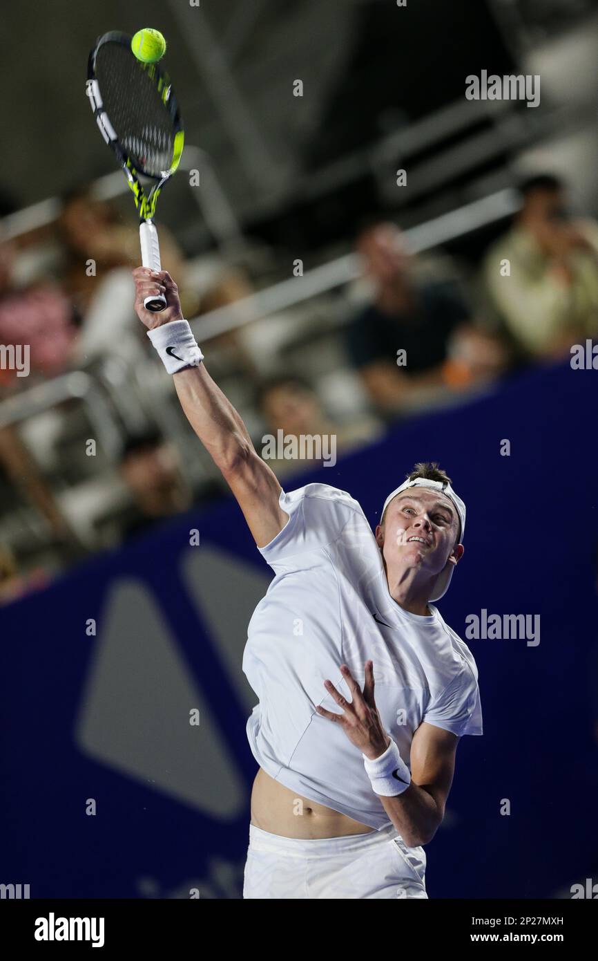 Acapulco, Mexico. 4th Mar, 2023. Holger Rune of Denmark serves during the  men's singles semifinal match between Holger Rune of Denmark and Alex de  Minaur of Australia at the 2023 ATP Mexican