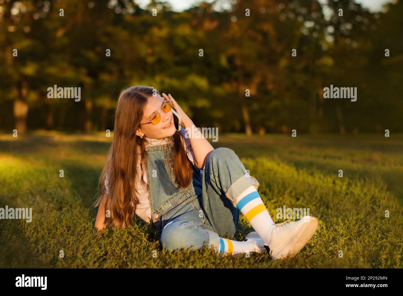 Girl in denim overalls hi-res stock photography and images - Alamy