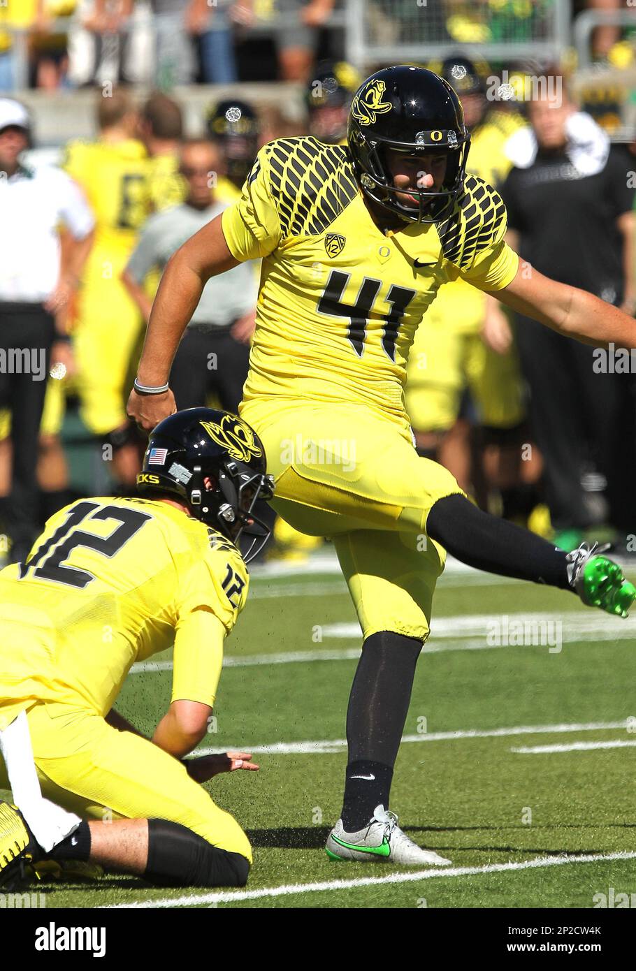 September 19, 2015 Oregon Ducks place kicker Aidan Schneider (41) puts