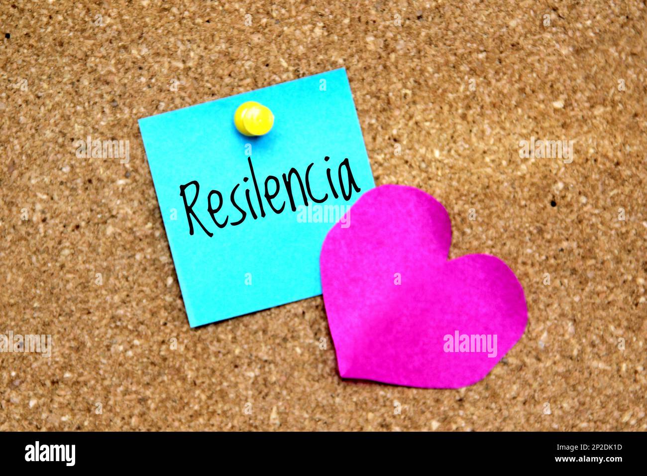 multicolored-notes-on-cork-board-with-message-in-spanish-resilencia