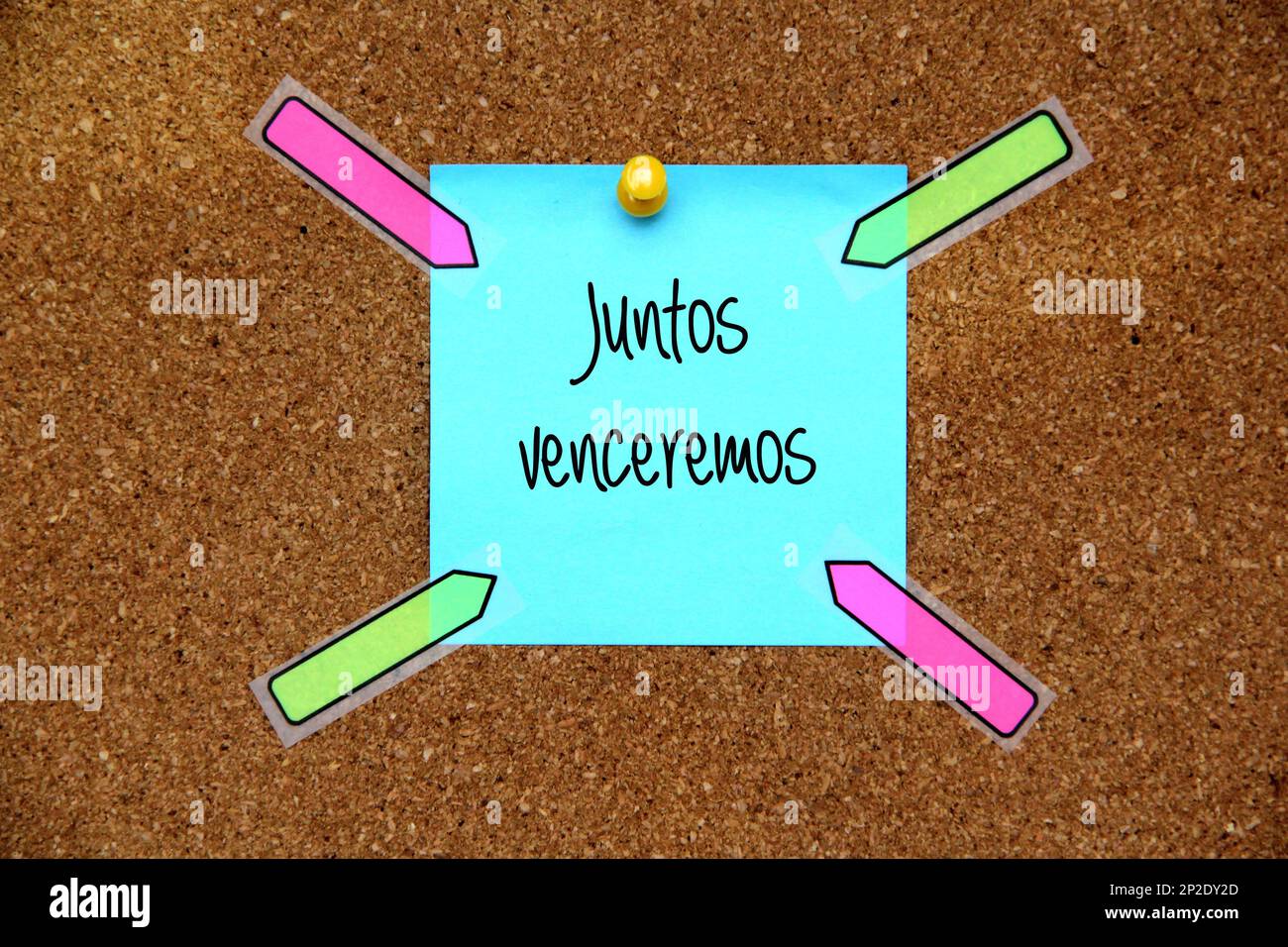 White and multicolor notes on cork board with message in Spanish