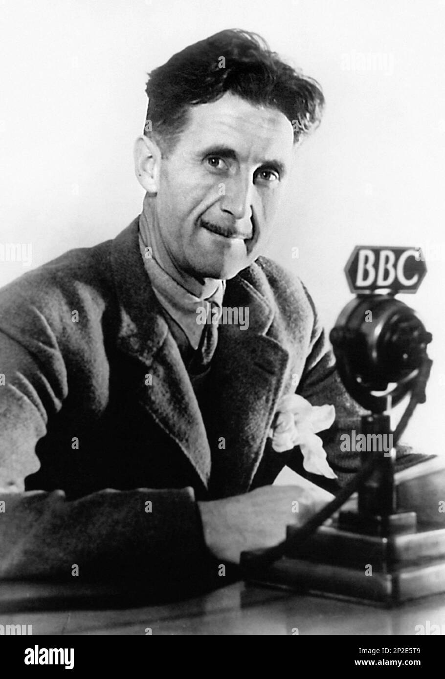 George Orwell. Portrait of the English novelist and journalist, Eric Arthur Blair ( 1903- 1950), talking on the BBC in 1940 Stock Photo