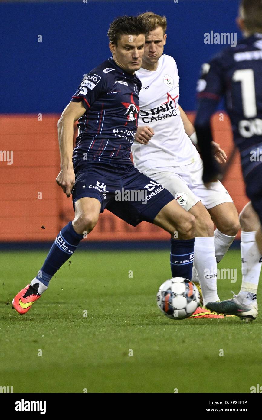 Essevee's Jelle Vossen fights for the ball during a soccer match
