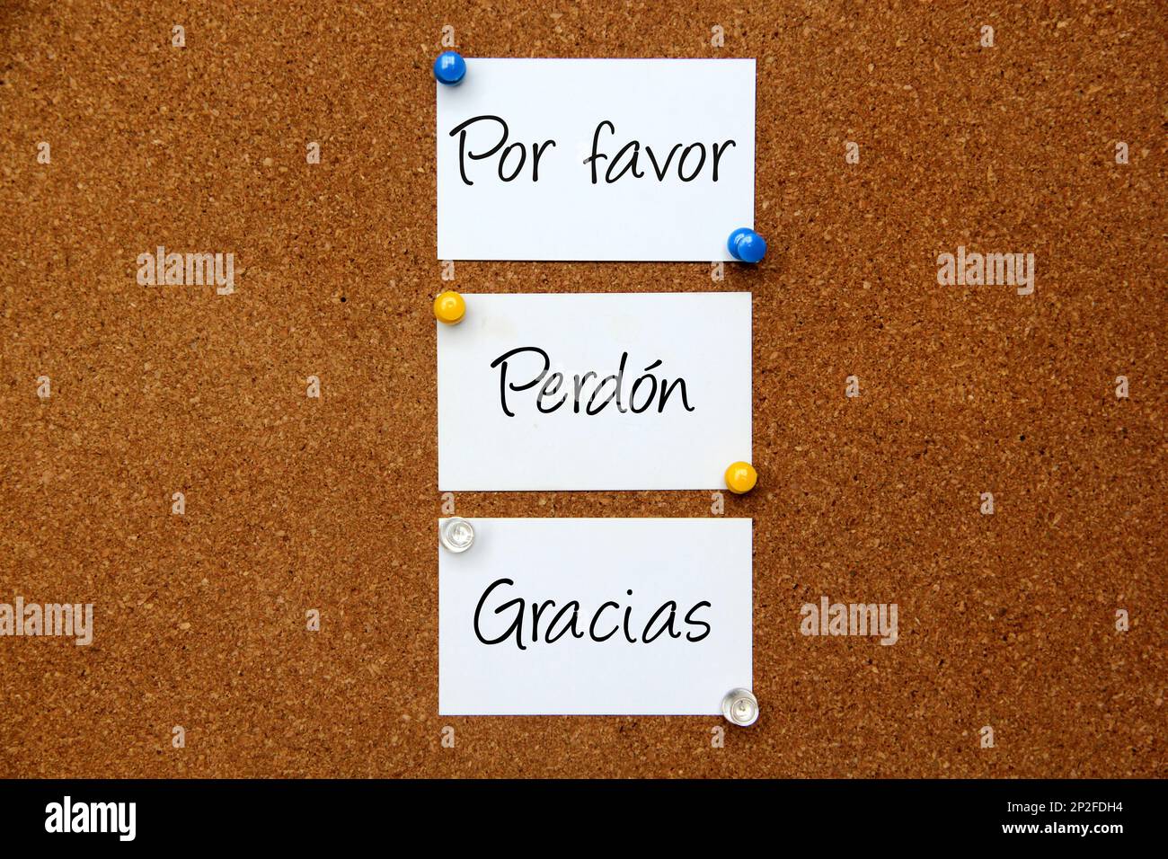 White notes on cork board with message in spanish language "Please