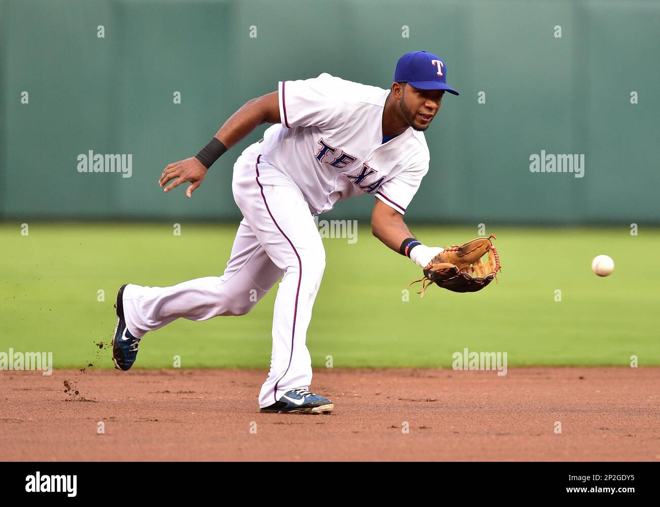 Texas Rangers send longtime shortstop Elvis Andrus to A's