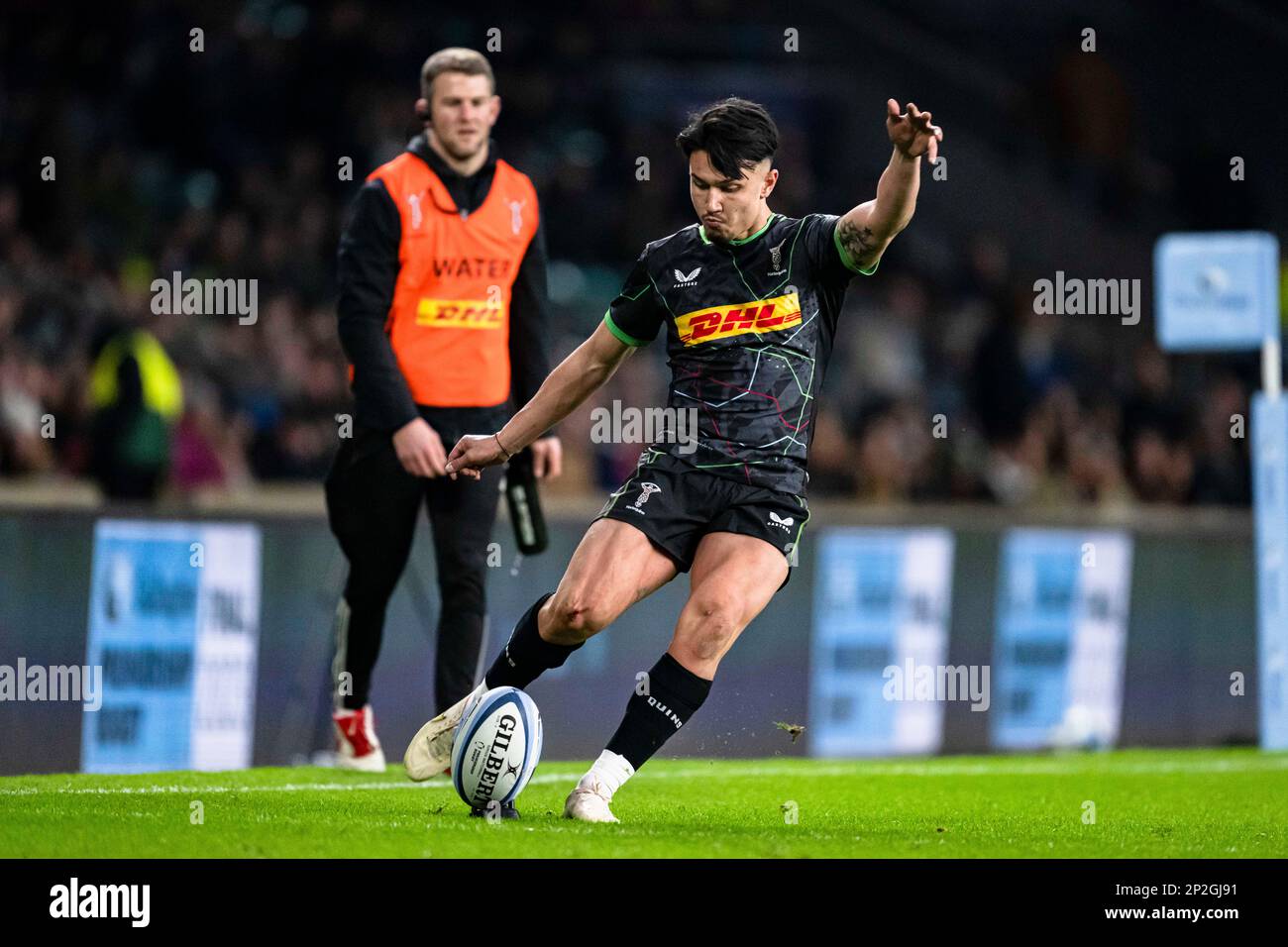 LONDON, UNITED KINGDOM. 04th, Mar 2023. Marcus Smith of Harlequins takes a conversion kick during Big Game 14 Gallagher Premiership Rugby Match Round 19 Harleqins vs Exeter Chiefs at Twickenham Stadium on Saturday, 04 March 2023. LONDON ENGLAND.  Credit: Taka G Wu/Alamy Live News Stock Photo